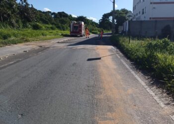Mancha de óleo causa transtorno em avenida de Formiga