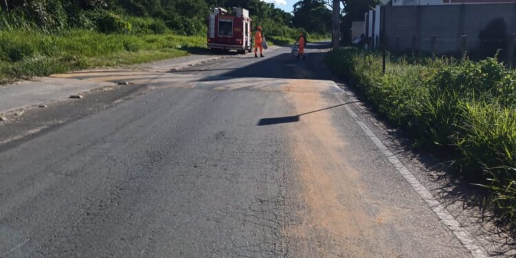 Mancha de óleo causa transtorno em avenida de Formiga