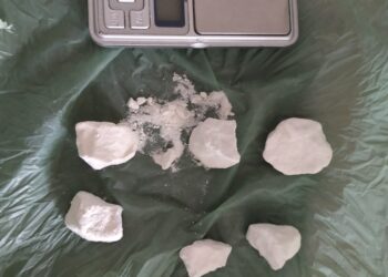 Homem é preso por tráfico de drogas e agride ex-companheira em Arcos