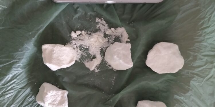 Homem é preso por tráfico de drogas e agride ex-companheira em Arcos