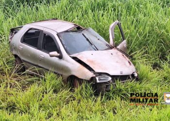 Duas pessoas ficam feridas após carro capotar na MG-050 em Pimenta