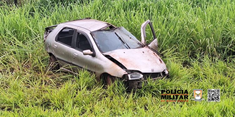 Duas pessoas ficam feridas após carro capotar na MG-050 em Pimenta