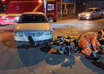 Arcos: carro avança sinal de pare e atinge motociclista no bairro Jardim Bela Vista