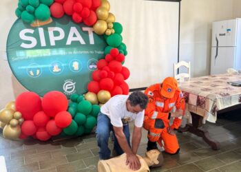 Bombeiros capacitam funcionários da Cal Ferreira durante a SIPAT