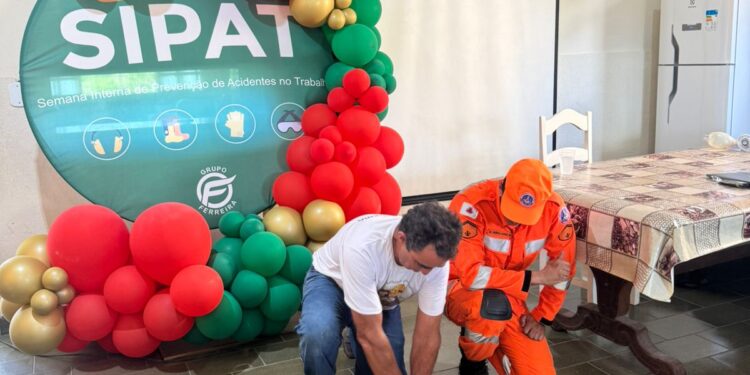 Bombeiros capacitam funcionários da Cal Ferreira durante a SIPAT