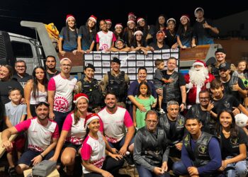PMMG leva alegria para crianças de Bambuí em ação solidária de Natal