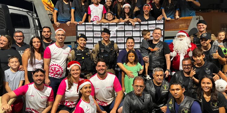 PMMG leva alegria para crianças de Bambuí em ação solidária de Natal