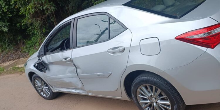 Motociclista inabilitado causa acidente após fuga da polícia em Arcos