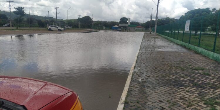 Fortes chuvas causam alagamentos e outros transtornos em Formiga