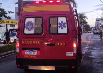 Arcos: motociclista e passageira ficam feridos após atropelar cão na Avenida Magalhães Pinto