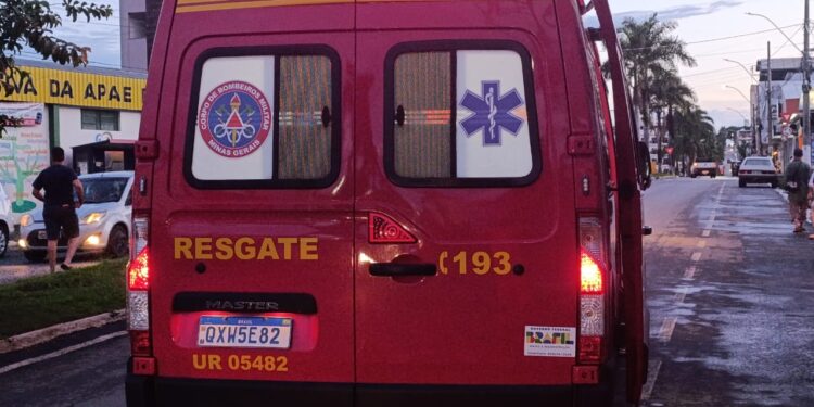 Arcos: motociclista e passageira ficam feridos após atropelar cão na Avenida Magalhães Pinto