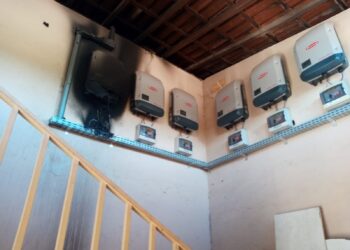 Curto-circuito em sistema fotovoltaico quase causa incêndio em restaurante de Arcos