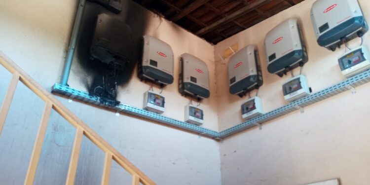 Curto-circuito em sistema fotovoltaico quase causa incêndio em restaurante de Arcos