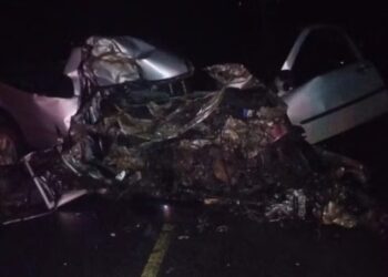 Motorista morre e três pessoas ficam feridas em batida entre caminhão e dois carros na MG-050