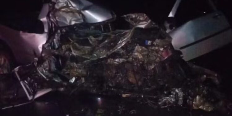 Motorista morre e três pessoas ficam feridas em batida entre caminhão e dois carros na MG-050