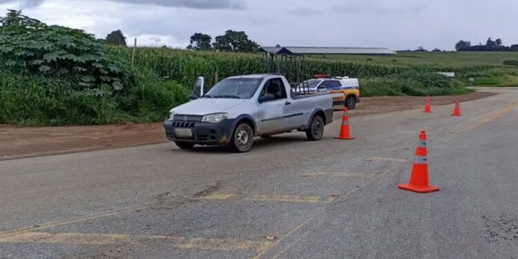 Motociclista abandona passageira gravemente ferida após acidente na MG-423, em Pitangui