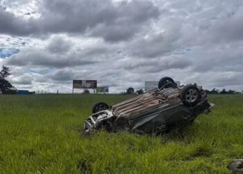 Motorista cochila ao volante e carro capota na MG-050, em Divinópolis