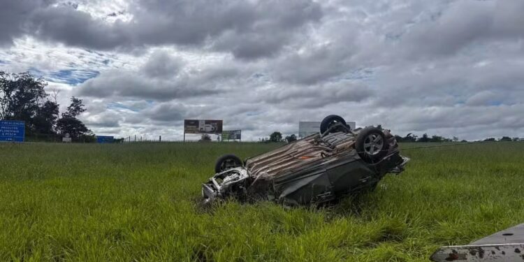 Motorista cochila ao volante e carro capota na MG-050, em Divinópolis