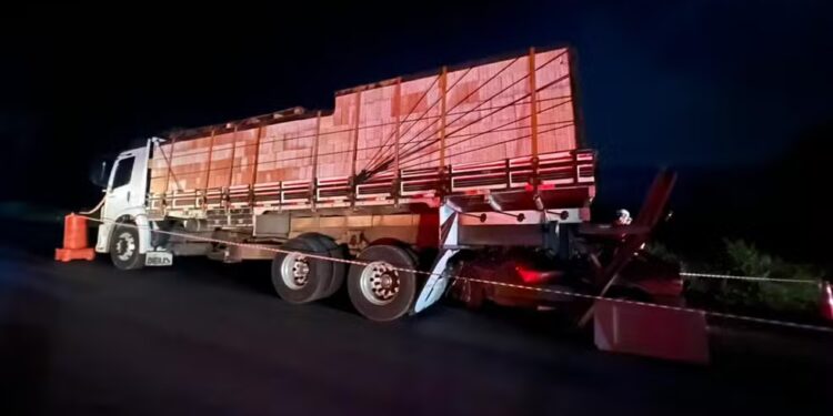 Acidente mata motorista e deixa passageira de carro gravemente ferida na BR-262, em Luz