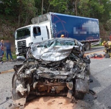 Acidente entre carro e caminhão na MG-050 deixa três mortos