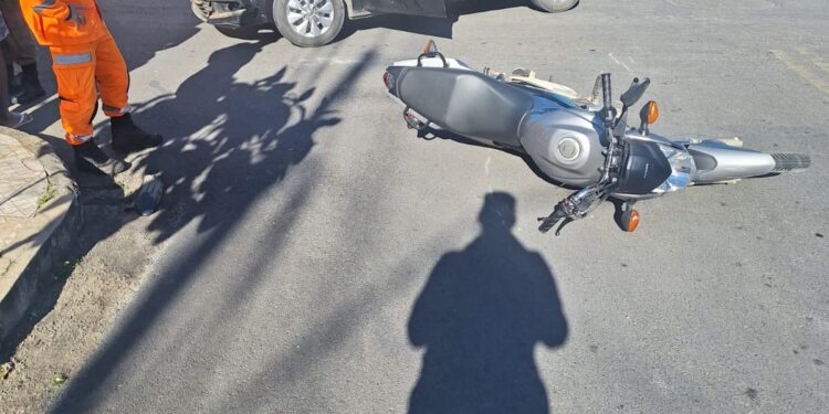 Jovem fica ferido em acidente na avenida Brasil, em Formiga