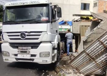 Caminhão tomba, atinge casas e moradora fica ferida em Divinópolis