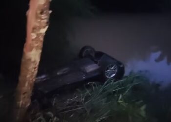 Homem, mulher e criança morrem após carro cair em açude em Oliveira