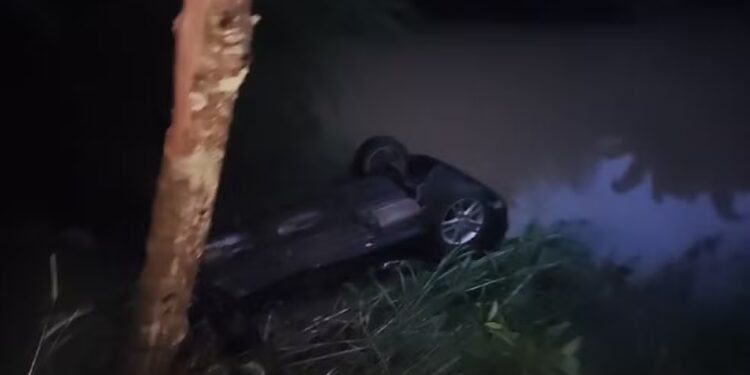 Homem, mulher e criança morrem após carro cair em açude em Oliveira