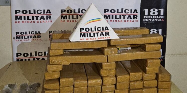 Acidente durante fuga leva à prisão de homem e apreensão de 45 barras de maconha