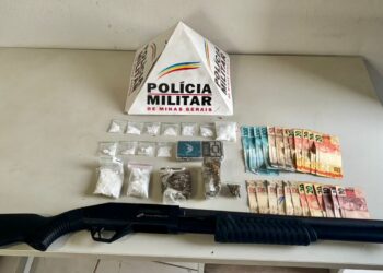 Após denúncia,  PM apreende drogas, arma e dinheiro em Formiga