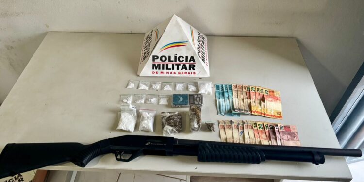 Após denúncia,  PM apreende drogas, arma e dinheiro em Formiga