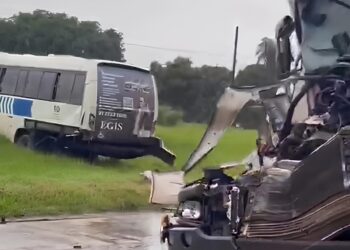 Colisão entre carreta e van deixa oito feridos e bloqueia a Rodovia Fernão Dias