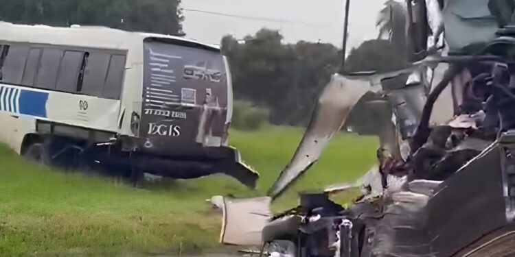 Colisão entre carreta e van deixa oito feridos e bloqueia a Rodovia Fernão Dias