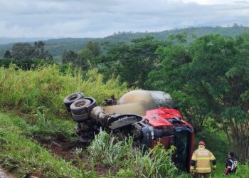 Caminhão capota na rodovia BR 354