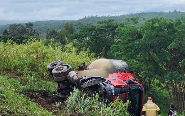 Caminhão capota na rodovia BR 354