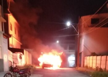 Incêndio em veículo é registrado em via do bairro Alvorada