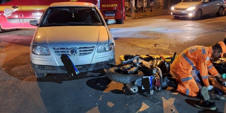 Motociclista fica ferido em colisão com automóvel no bairro Jardim Bela Vista, em Arcos