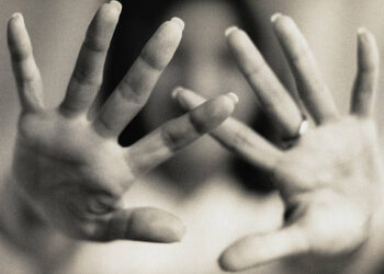 Arcos: mulher é agredida na frente dos filhos pelo ex-companheiro