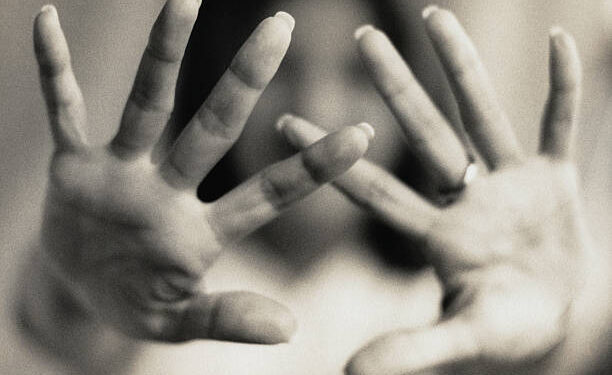 Arcos: mulher é agredida na frente dos filhos pelo ex-companheiro