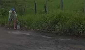Formiga: morador tapa buracos com as próprias mãos em estrada esburacada de Papagaios