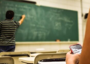 Educação: especialistas apoiam proibição de celular em sala de aula