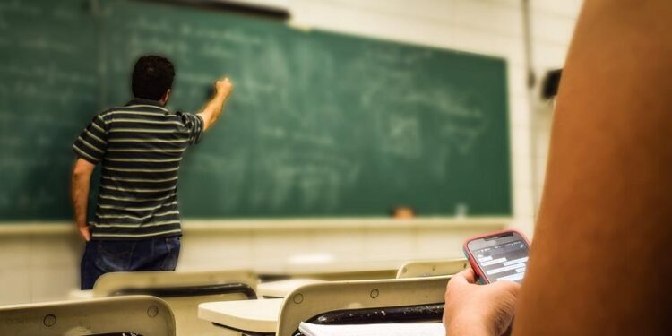 Educação: especialistas apoiam proibição de celular em sala de aula