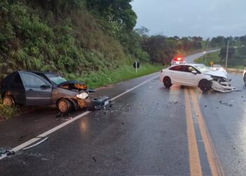 Batida frontal entre dois carros deixa três pessoas feridas na MG-050, em Itaúna