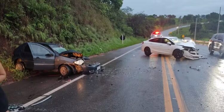 Batida frontal entre dois carros deixa três pessoas feridas na MG-050, em Itaúna