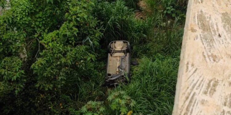 Região: Padre sobrevive a queda de carro em ponte com cerca de 20 metros de altura