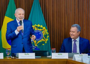 Lula reúne ministros para discutir estatais após rombo recorde