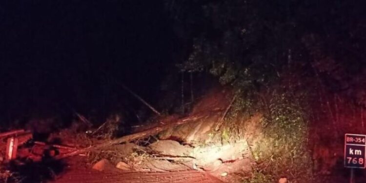 BR-354, que liga MG e RJ, segue totalmente interditada nesta segunda-feira; veja rota alternativa
