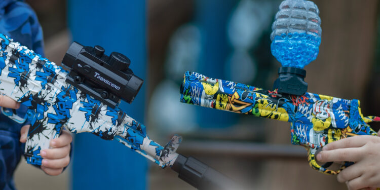 Brinquedo perigoso: armas de gel podem causar lesões graves nos olhos