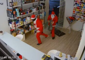 Criminosos vestidos de Papai Noel invadem e furtam loja de eletrônicos em MG