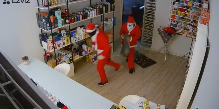 Criminosos vestidos de Papai Noel invadem e furtam loja de eletrônicos em MG